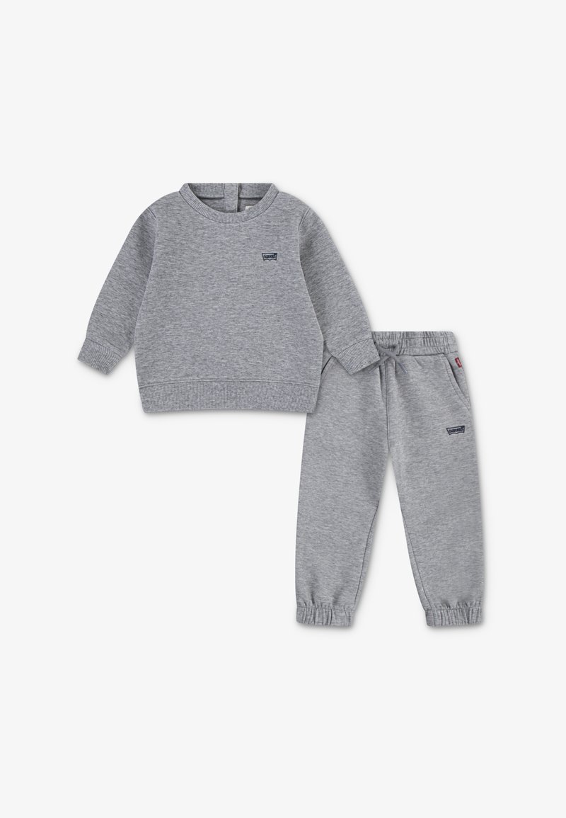 Grå sweatshirt og matchende sweatpants lavet af blødt stof. Har elastiske manchetter, en rund halsudskæring og diskrete mærkelogos på begge dele.