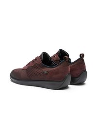 Zapatillas burdeos con texturas de malla y ante, que cuentan con suelas de goma negras, cordones redondos y un interior suave para mayor comodidad.