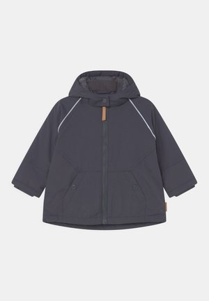 Tmavě šedá dětská bunda s kapucí, zapínáním na zip, dvěma předními kapsami a kontrastními světlými švy. Voděodolný materiál.