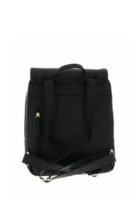 Czarny syntetyczny plecak z podwójnymi uchwytami u góry, regulowanym paskiem na ramię, zamykaną kieszenią boczną i gładką fakturą. Charakteryzuje się eleganckim, nowoczesnym designem.