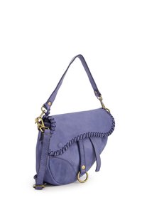 Lila Lederhandtasche mit gestepptem Randdesign, einem kurzen Griff und Messingbeschlägen. Verfügt über einen runden Körper und einen Klappenverschluss.