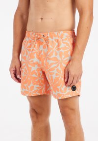 Oranje zwembroek met een licht bloemenpatroon, elastische tailleband en koordje. Heeft een zwart logopatch aan de zijkant.