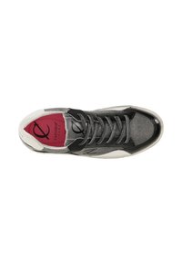 Czarno-srebrne sneakersy o fakturowanym wykończeniu, okrągłym czubku i białej podeszwie. Posiadają kontrastowe sznurowadła oraz różową wkładkę z brandingiem.