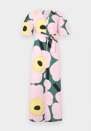 Μακρύ ροζ φόρεμα με μεγάλο κίτρινο και μαύρο λουλουδένιο σχέδιο, κοντά φουσκωτά μανίκια, V-λαιμόκοψη και ζώνη στη μέση.