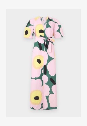 Μακρύ ροζ φόρεμα με μεγάλο κίτρινο και μαύρο λουλουδένιο σχέδιο, κοντά φουσκωτά μανίκια, V-λαιμόκοψη και ζώνη στη μέση.