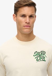 Superdry & Co LO-FI PUNK GRAPHIC - Camiseta estampada - rice white