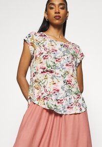 ONLY Blusa - cloud dancer