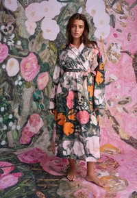 Kimono met bloemenpatroon in roze, groen en oranje tinten, voorzien van een ceintuur in de taille en lange mouwen, afgebeeld tegen een bijpassende achtergrond.