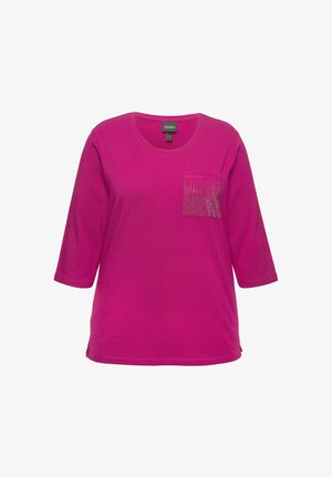 Fuchsia katoenen t-shirt met driekwart mouwen, ronde halslijn en een voorvak met een zilveren rhinestone-patroon.
