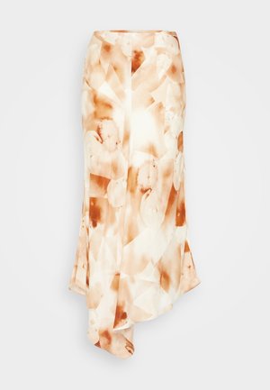 Duga, lepršava suknja od lagane tkanine s apstraktnim uzorkom u bojama zemlje—krem bijela, nježno narančasta i smeđe mrlje.