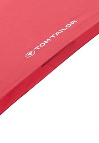 Rode stoffen kussen met een gladde textuur. Bevat het witte "TOM TAILOR" logo dat aan de zijkant is gedrukt. Rechthoekige vorm met gestikte randen.