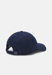 Gorra de béisbol de algodón azul marino con visor curvado, correa ajustable, botón redondo en la parte superior y agujeros de ventilación en los lados.