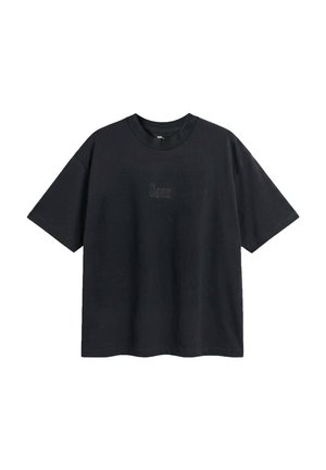 Czarny t-shirt z krótkim rękawem i okrągłym dekoltem, z wyhaftowanym na piersi słowem "Soar" czarną nitką.
