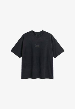 Czarny t-shirt z krótkim rękawem i okrągłym dekoltem, z wyhaftowanym na piersi słowem "Soar" czarną nitką.