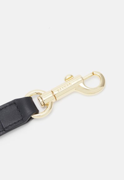 Cintura in pelle nera con un gancio a granchio color oro, dotata di branding inciso sul gancio e un anello metallico circolare per il fissaggio.