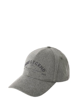 Gorra de béisbol de tela gris con visera curva, bordada con "PME Legend Co." y texto pequeño adicional en el panel frontal.