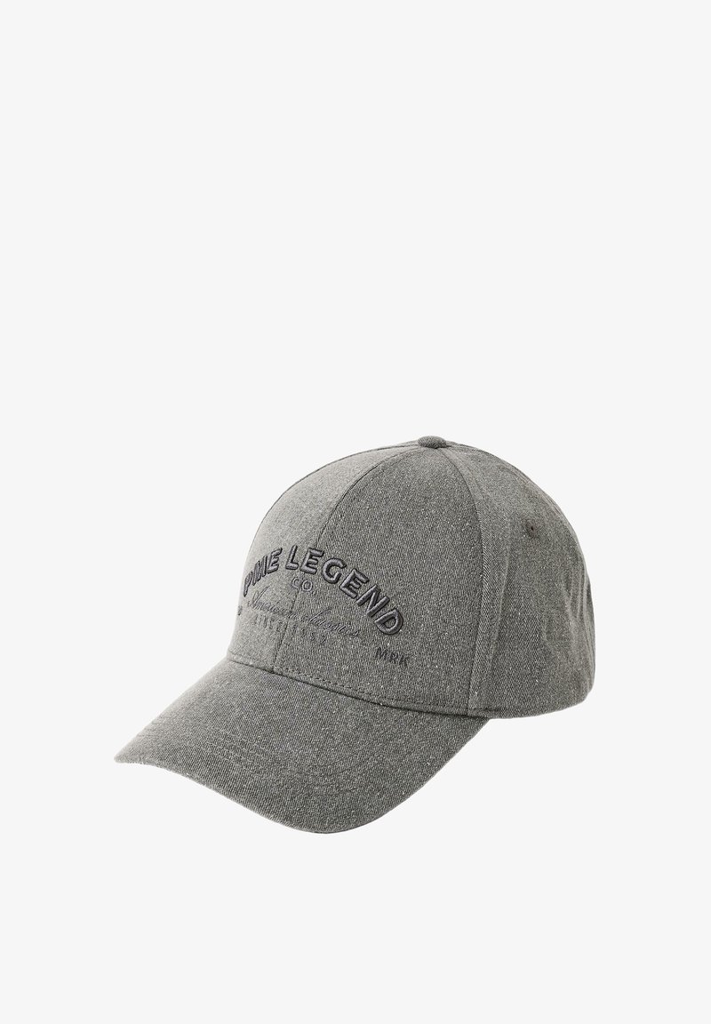 Gorra de béisbol de tela gris con visera curva, bordada con "PME Legend Co." y texto pequeño adicional en el panel frontal.
