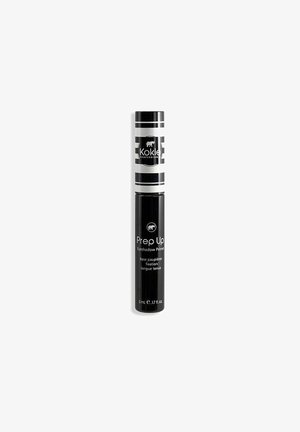Sort cylindrisk tube med sølvfarvede accenter, mærket "Prep Up Eyeshadow Primer" og "Kokie Professional." Indeholder 5 ml produkt.