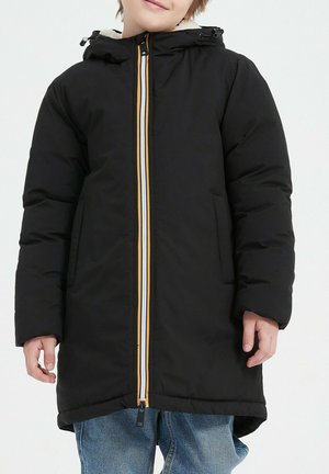Manteau rembourré noir avec une capuche, présentant des rayures contrastantes orange et blanches sur la fermeture éclair, les poches latérales et une doublure intérieure douce.