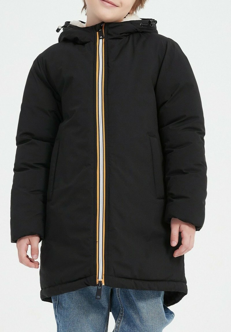 Manteau rembourré noir avec une capuche, présentant des rayures contrastantes orange et blanches sur la fermeture éclair, les poches latérales et une doublure intérieure douce.