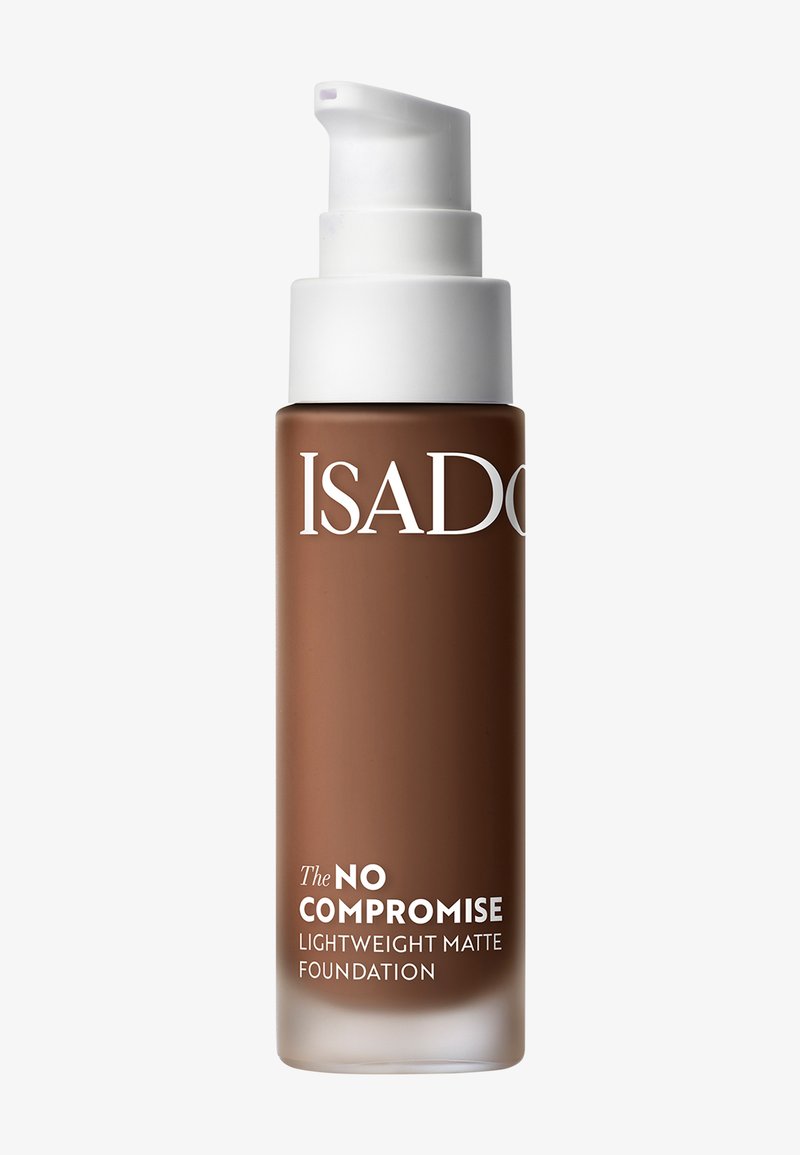 Flacon de fond de teint en verre brun avec une finition mate, un embout pompe blanc, et une étiquette bien visible indiquant "The NO COMPROMISE Lightweight Matte Foundation."