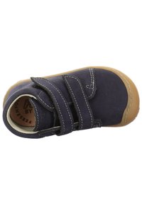 Dunkelblaue Wildlederschuhe mit zwei Velcro-Riemen. Abgerundete Zehenpartie, beige Gummisohle und weiße Nähdetails. Innenfutter in heller Farbe.