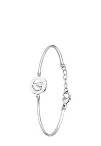 Zilveren metalen armband met een cirkelvormige logo-hanger, voorzien van een gladde, gepolijste afwerking en een kettingverlenging voor verstelbare maat.