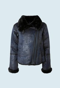 Czarna kurtka z faux skóry w ciemnoniebieskim kolorze, z miękkim czarnym futrzanym kołnierzem i mankietami, z ukośnym zamkiem błyskawicznym i bocznymi kieszeniami. Szczegóły teksturowanej powierzchni.