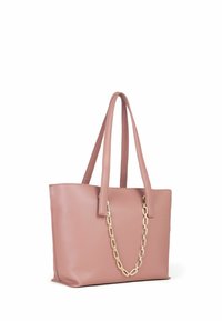 Różowa torebka tote z faux skóry z dwoma długimi uchwytami i złotym akcentem w postaci łańcuszka. Prostokątny kształt, gładka tekstura, minimalistyczny design.