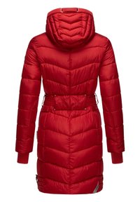 Doudoune rouge avec capuche, motif en chevrons matelassé, taille cintrée, poches zippées et poignets côtelés. Fini lisse et brillant.