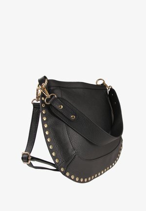 Sac à bandoulière en cuir noir avec des rivets dorés le long du bord inférieur, design arrondi, bandoulière réglable et accessoires en métal doré.