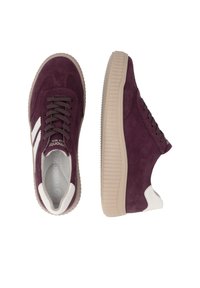 Paire de baskets en daim violet avec des bandes blanches et des semelles épaisses en caoutchouc beige, vues de dessus et de côté sur fond blanc.