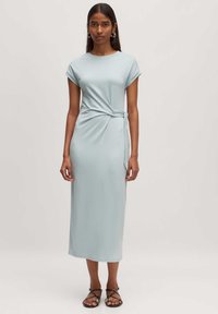 Lichtblauwe midi-jurk gemaakt van zachte stof, met een gedraaide detail ter hoogte van de taille, korte mouwen en een rechte silhouet.