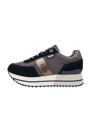 Sneaker platform da donna in nero e bronzo con suola testurizzata, allacciatura frontale e marchio "Arette" sul pannello laterale.
