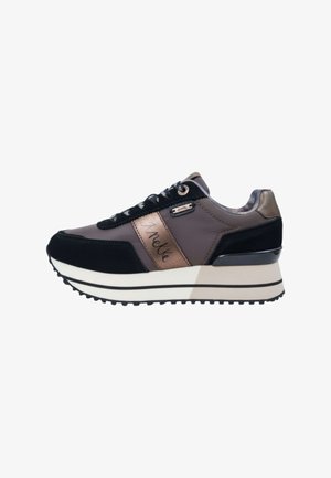 Sneaker platform da donna in nero e bronzo con suola testurizzata, allacciatura frontale e marchio "Arette" sul pannello laterale.