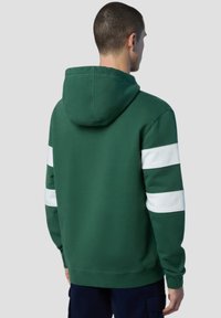 Felpa verde con cappuccio regolabile, caratterizzata da due strisce bianche sulle maniche. Realizzata in tessuto morbido, presenta un orlo e polsini a coste.