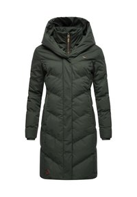 Temno zelena puhovka s kapuco, s Chevron vzorcem šivanja, stranskimi žepi in sprednjo zadrgo. Mehka, teksturirana tkanina z logotipom.