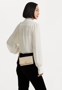 Lauren Ralph Lauren LEATHER CROSSBODY TURN-LOCK TECH CASE - Torba preko tijela - explorer sand