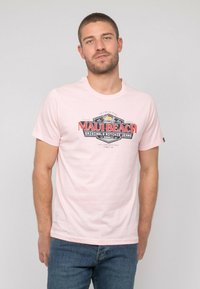 T-shirt à manches courtes rose clair avec un imprimé graphique portant le texte "Maui Beach" en rouge et noir. Fabriqué en coton doux.