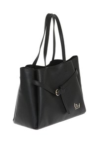 Bolsa de mano negra hecha de cuero texturizado. Cuenta con dos asas largas y una correa decorativa con una hebilla en tono dorado. Detalle del logo en la parte delantera.