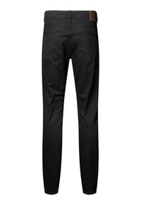 Jeans de mezclilla negra con corte slim, diseño de cinco bolsillos, parche de cuero en la cintura trasera y sutiles acentos de costura roja.