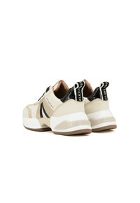 Sneakers sintetici beige con accenti neri e suola bianca. Presentano una finitura testurizzata e linguette con il marchio sul tallone.