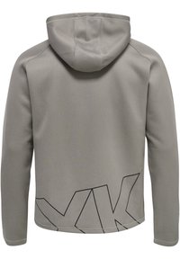 Sweat à capuche gris avec une texture lisse, doté d'une capuche à cordon et d'un grand motif/inscription noir sur le bas du dos.