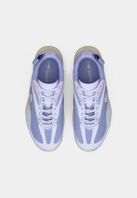 Sneakers viola e lavanda in materiale mesh e sintetico, con collo imbottito, lacci bianchi e un dettaglio logo discreto.