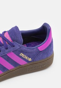 adidas Originals HANDBALL SPEZIAL UNISEX - Sneakers - collegiate purple/purple burst