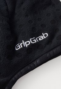 Schwarzes Fleece-Stirnband mit strukturierten Punkten und einem weißen, gestickten "GripGrab"-Logo. Weiches Material mit einem engen Sitzdesign.