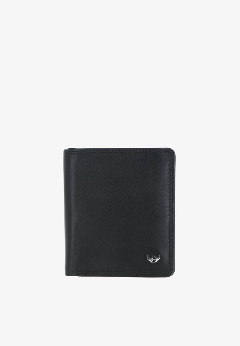 Portefeuille noir en cuir bifold avec coutures visibles et petit emblème logo argenté dans le coin inférieur droit sur fond blanc.
