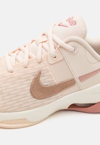 Nike Performance ZOOM BELLA 6 - Pantofi training - guava ice/metallic red bronze/pale ivory/red stardust