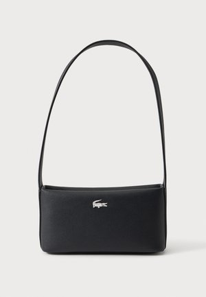 Sac d'épaule rectangulaire noir avec longue bandoulière et petit logo crocodile argenté au centre devant.