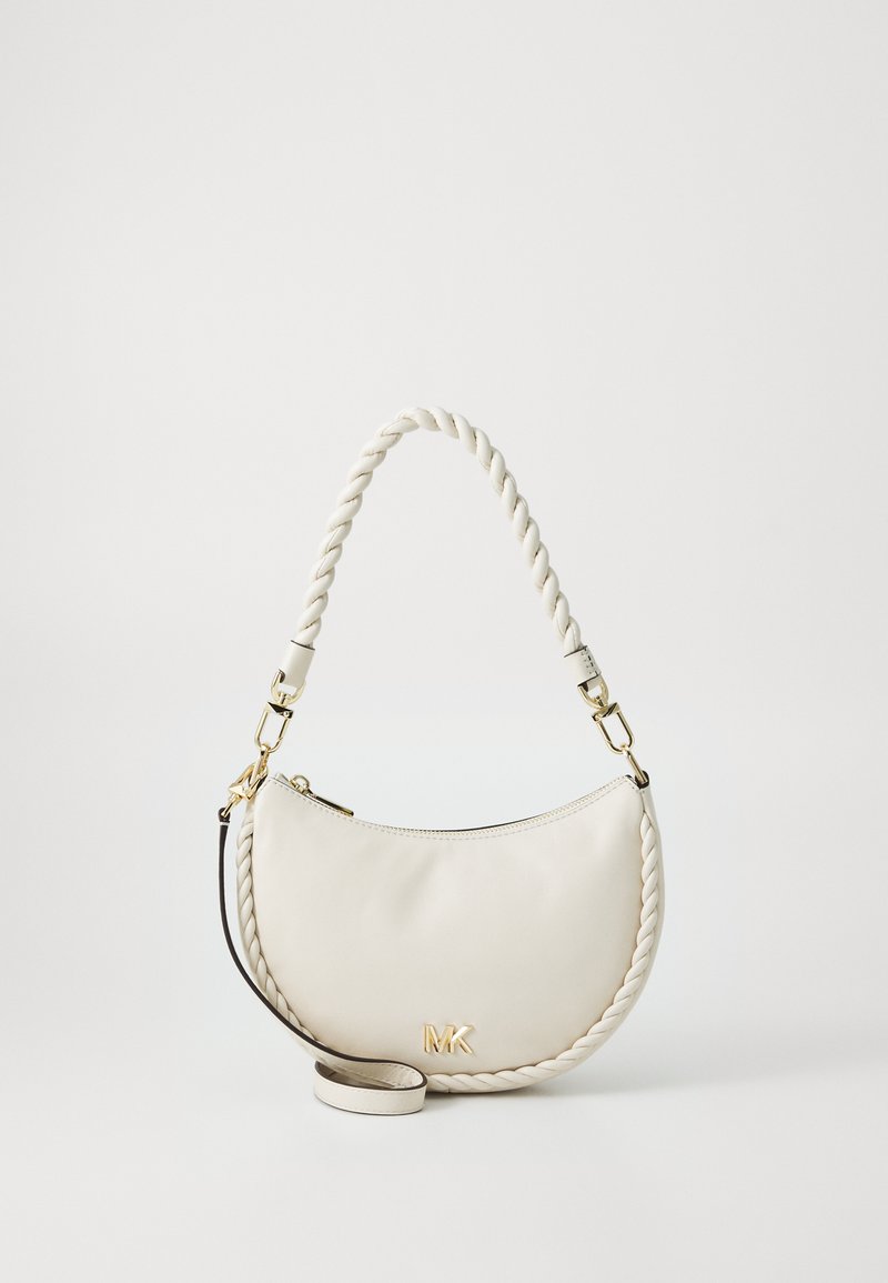 Sac hobo en cuir crème avec une anse tressée, quincaillerie dorée et accent logo. Présente une forme incurvée et une bandoulière amovible.